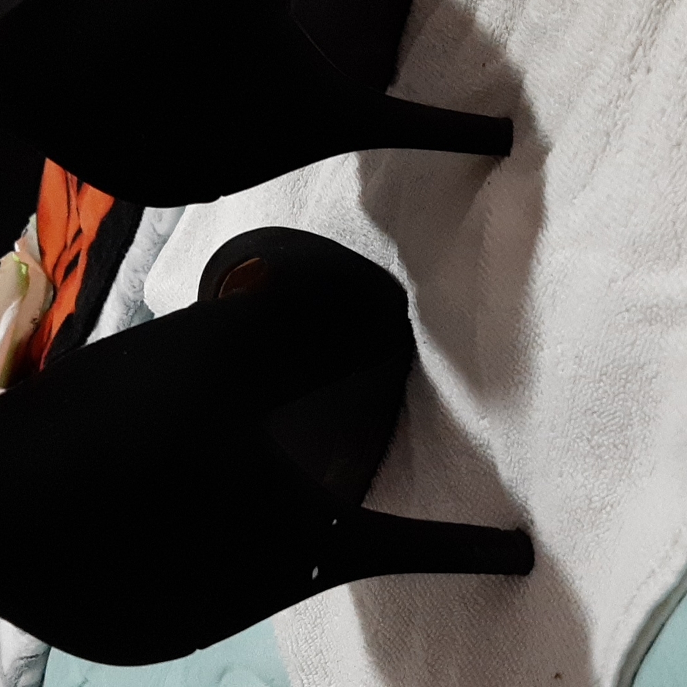 Heels - Picture 3 of 3